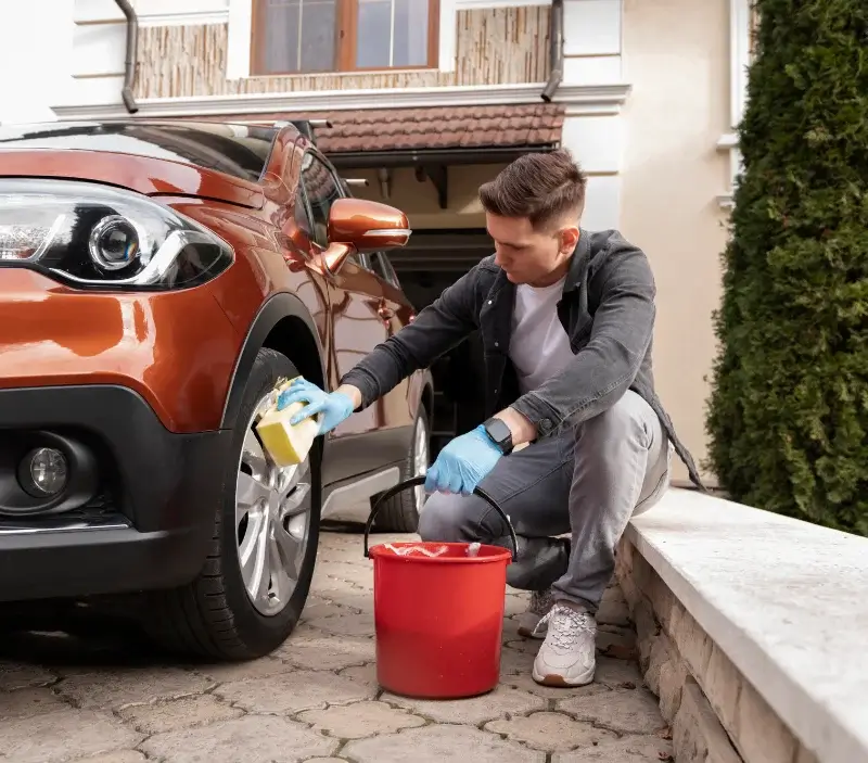 Lavage auto à domicile Le Bailleul : professionnel intervenant sur un véhicule
